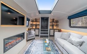 Elegant Houseboat Near Canary Wharf